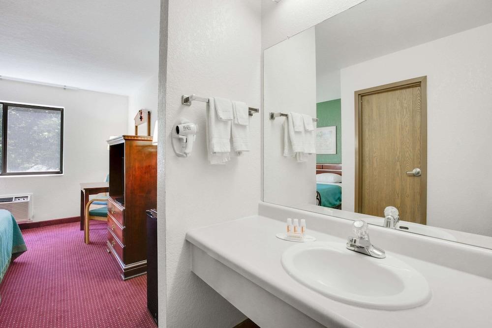 Super 8 by Wyndham Kennett photo 11