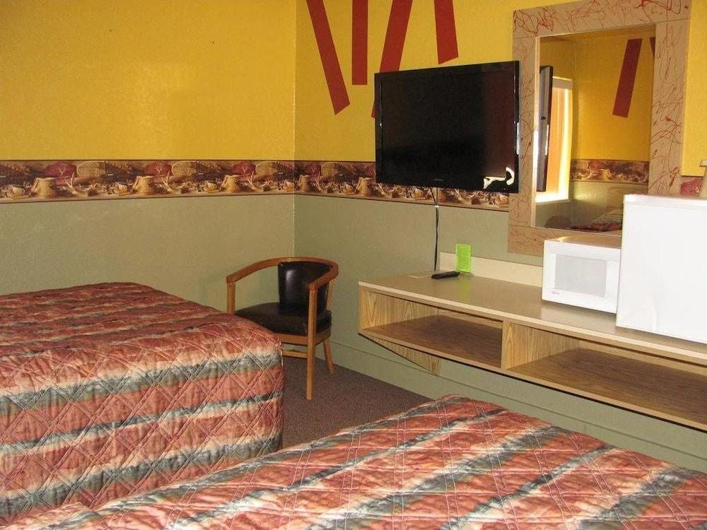 Earth Inn Motel photo 9
