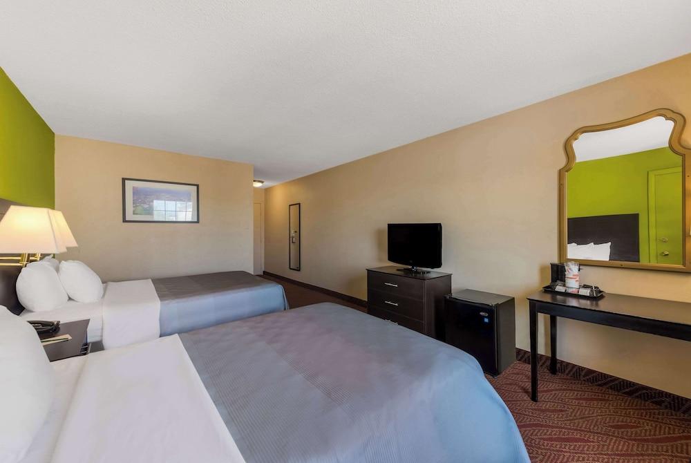 Quality Inn Saint Louis Airport photo 8