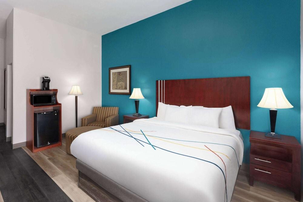La Quinta Inn & Suites by Wyndham Woodward photo 8