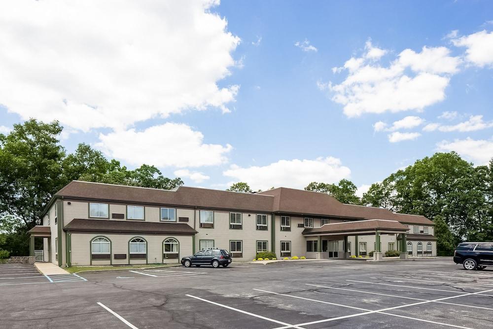 Econo Lodge Whitehall near Michigan's Adventure photo 21