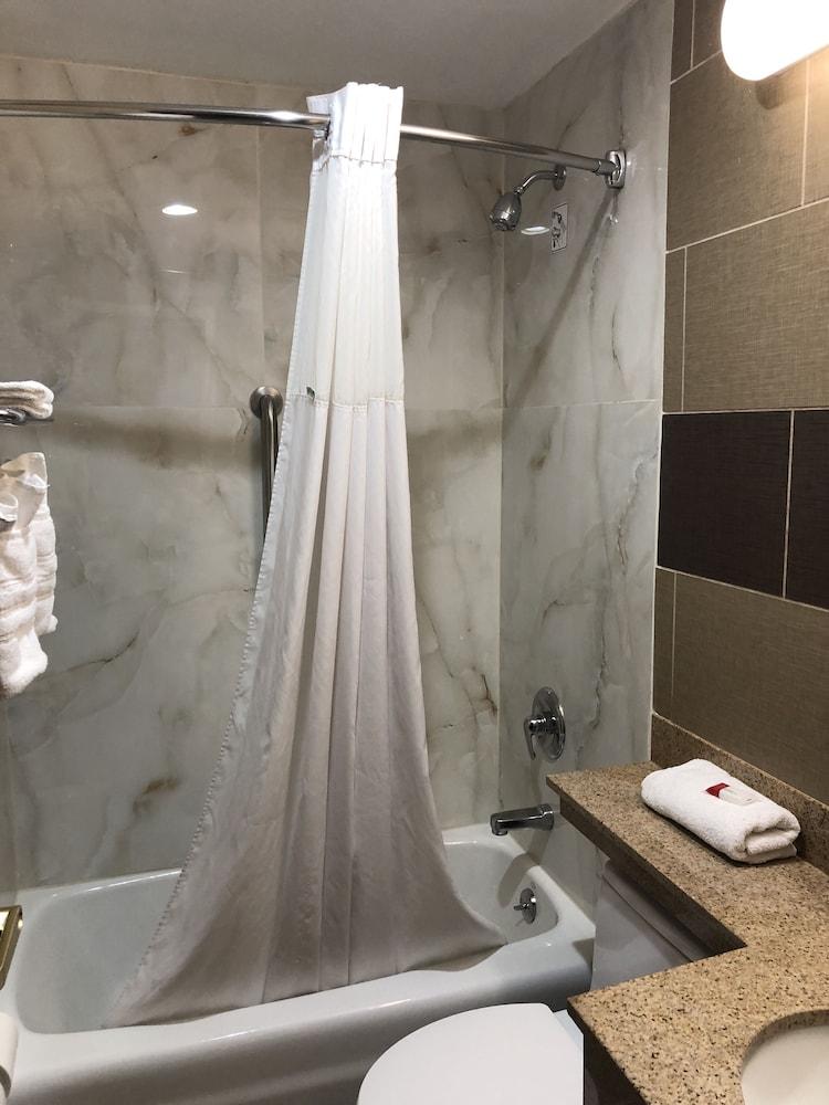 Days Inn by Wyndham Brooklyn photo 12