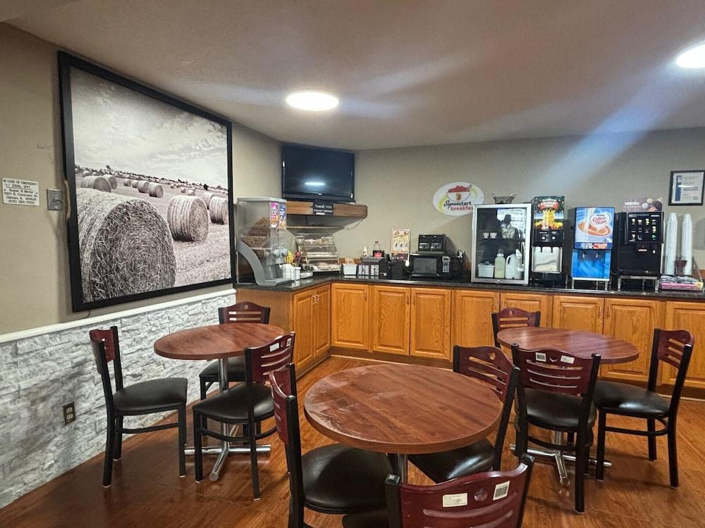 Super 8 by Wyndham Gilman photo 35