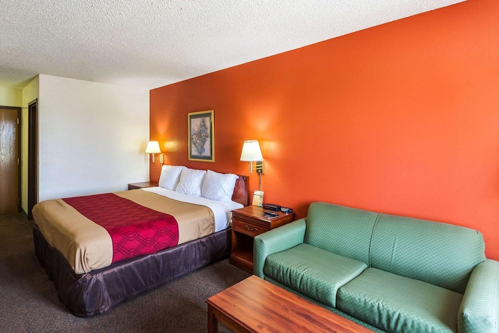 Econo Lodge Lincoln photo 24