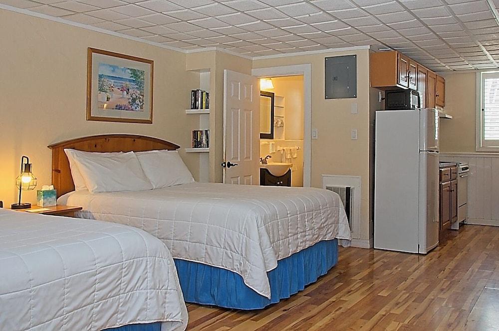 Vineyard Harbor Motel - Private Beach photo 5