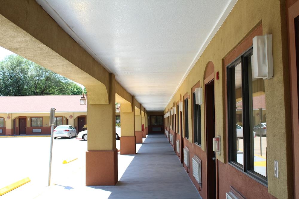 Budget Inn photo 1