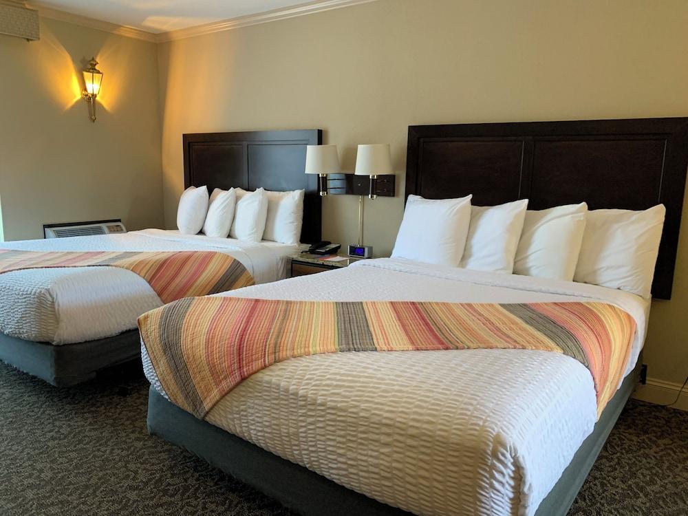 Coachman Inn & Suites photo 30
