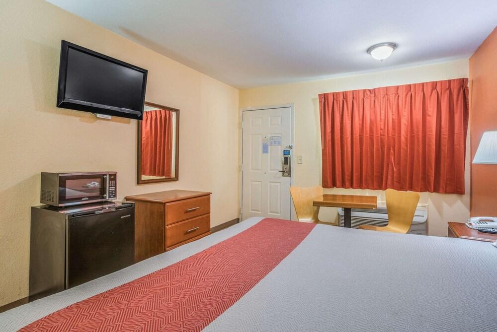 Rodeway Inn & Suites photo 29