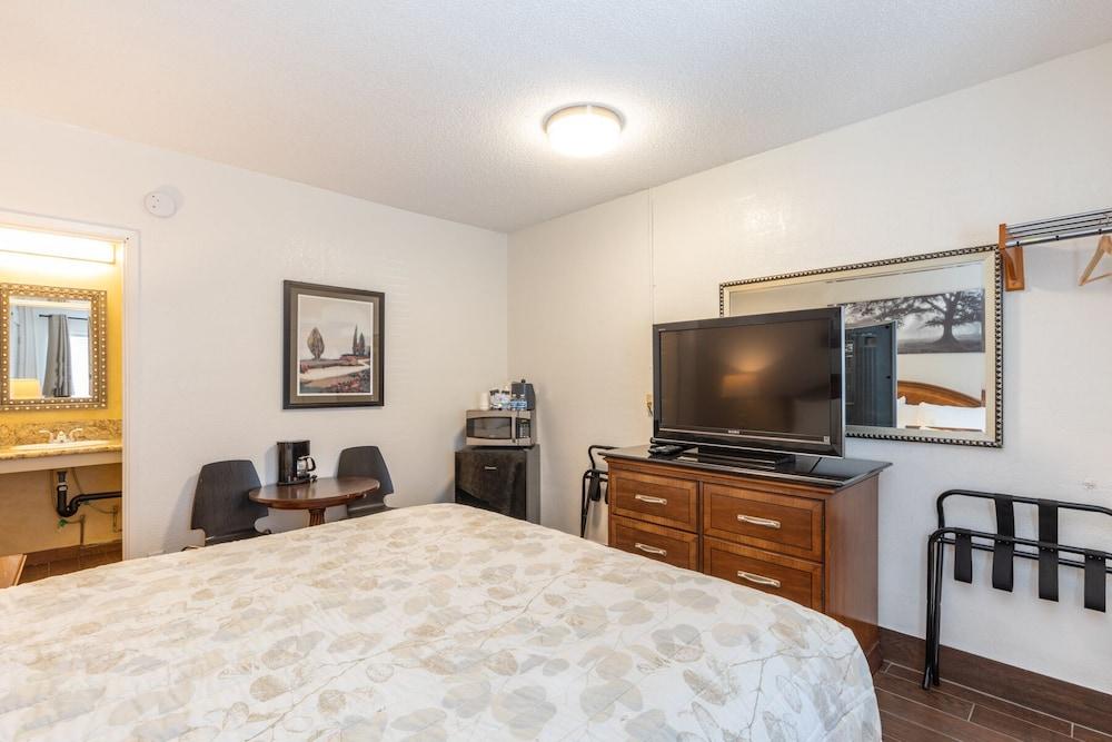 Vineyard Valley Inn photo 19