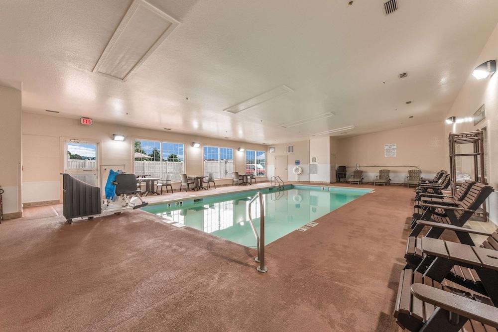 Quality Inn & Suites Hendersonville - Flat Rock photo 56