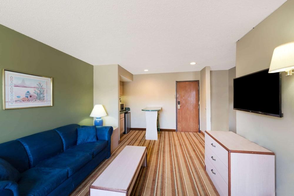 Super 8 by Wyndham Socorro photo 3