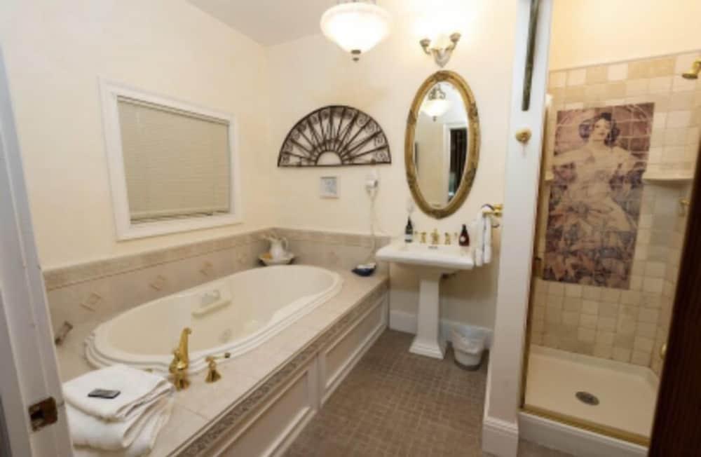 Iron Amethyst Inn   Boutique Hotel photo 21