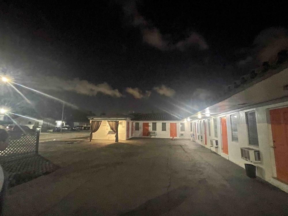 Sunshine Inn Motel photo 10