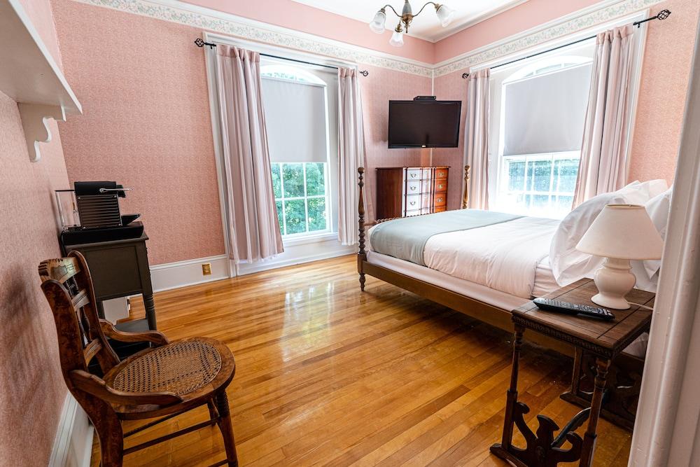 Homeport Inn and Tavern photo 32
