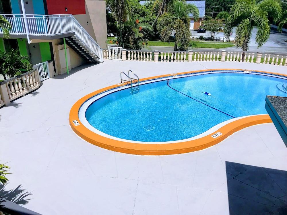 Tropical Inn & Suites photo 11