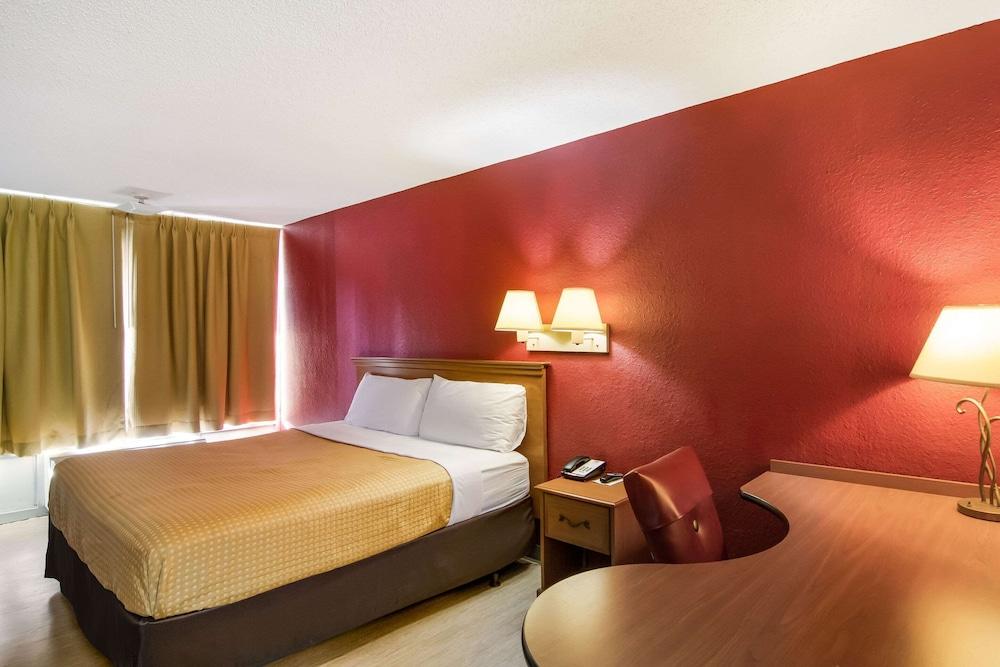 Econo Lodge photo 16