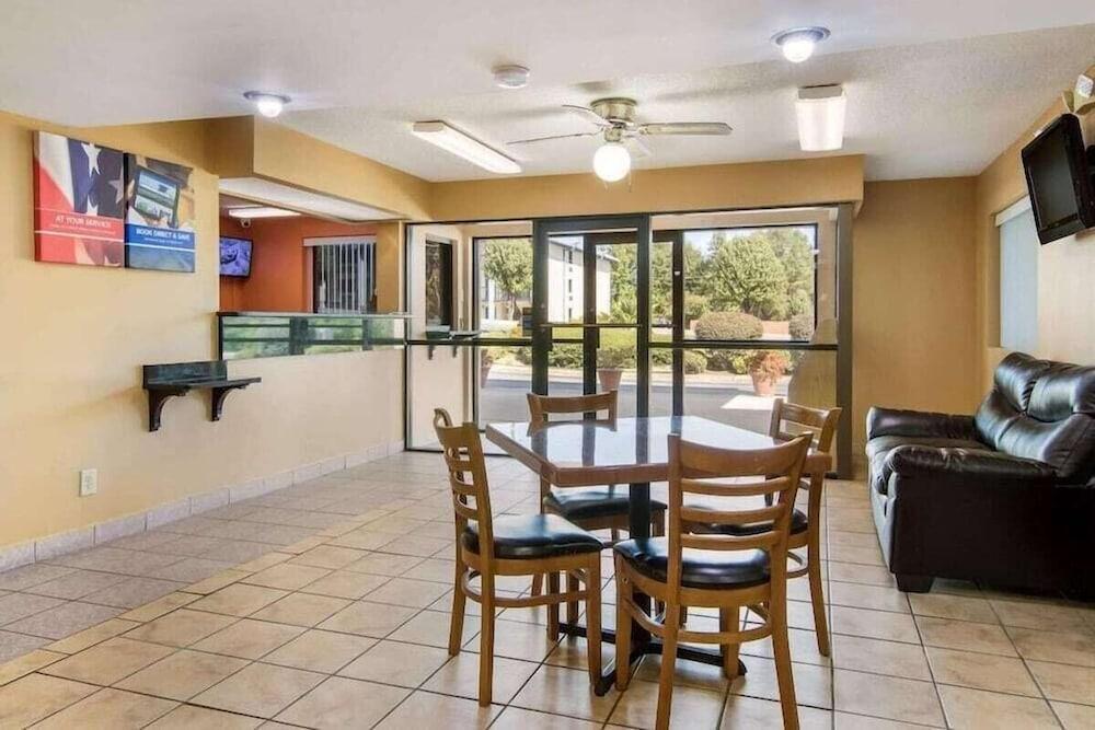 HomeTown Inn & Suites photo 5