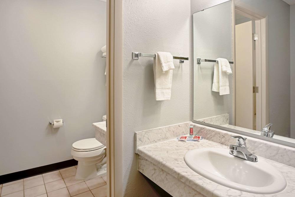 Quality Inn Frontier at U.S. Hwy 30 photo 12