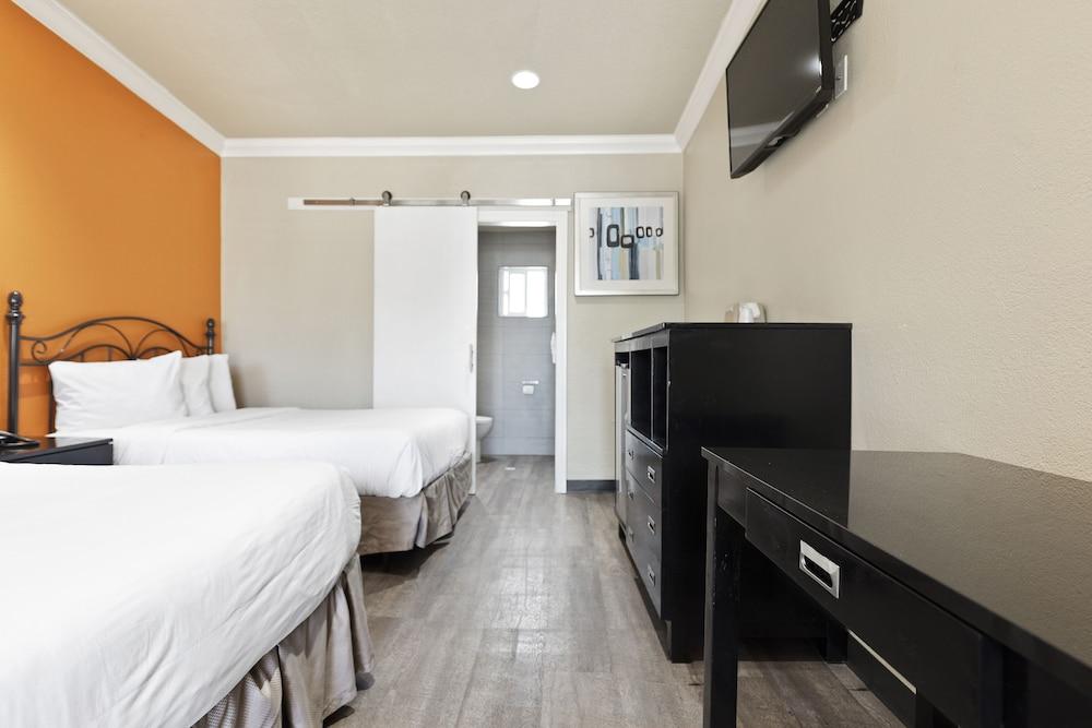 Le Blanc Inn & Suites photo 38