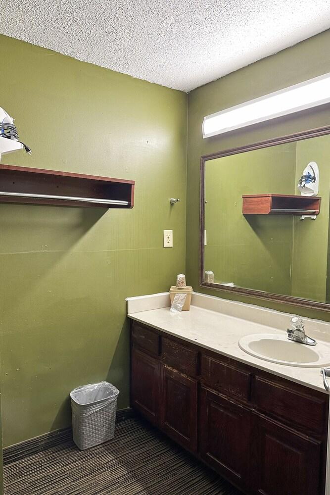 Bonita Lakes Inn by Capital O Meridian I20 photo 36