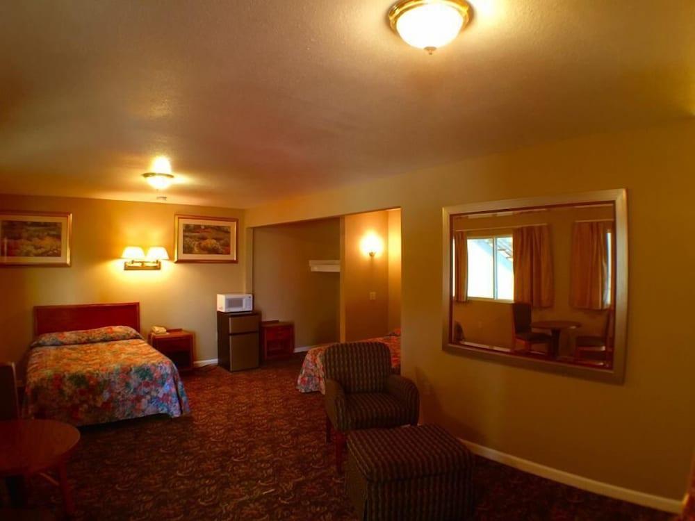 Travelers Inn photo 40