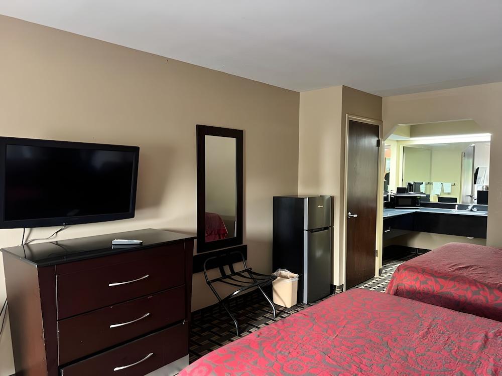 Days Inn & Suites by Wyndham Pine Bluff photo 27