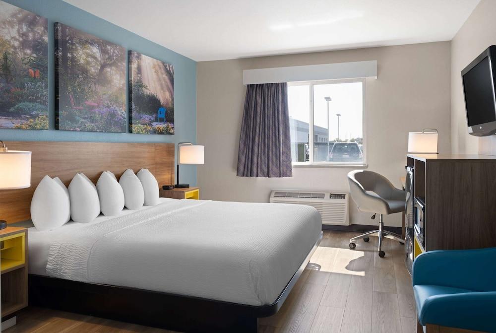 Days Inn by Wyndham Neenah photo 12