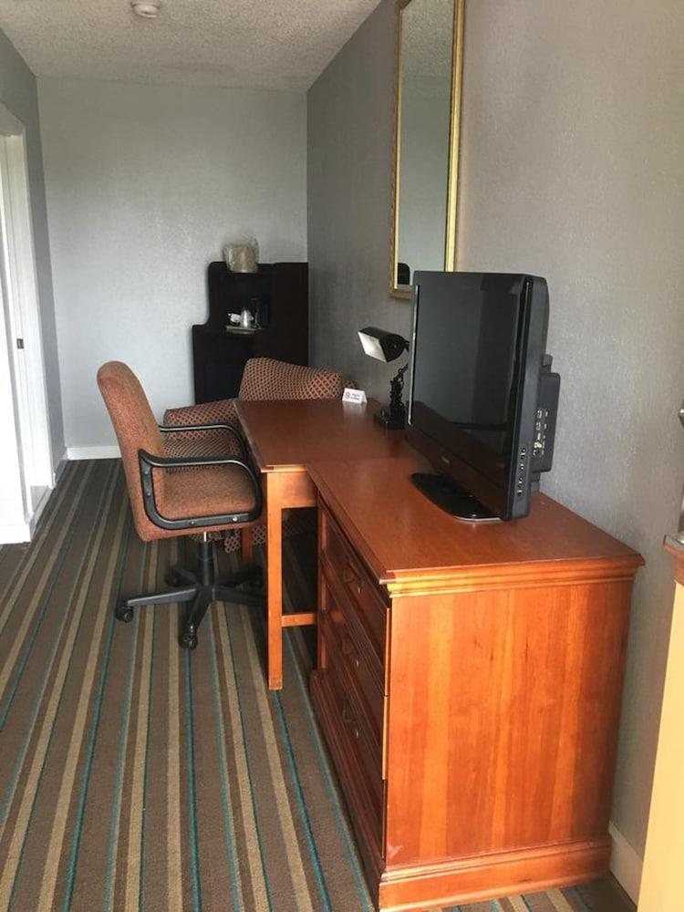 Scottish Inn and Suites photo 23