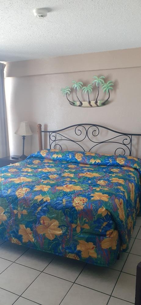 Hawaiian Inn Beach Resort photo 35