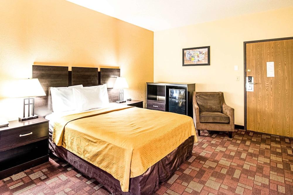 Econo Lodge Watertown photo 13