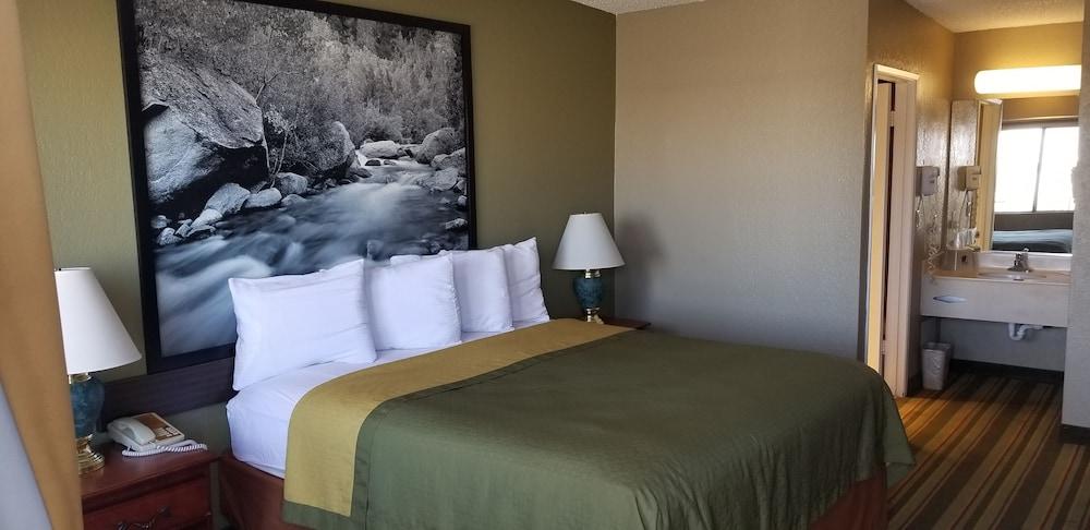 Super 8 by Wyndham Ridgecrest photo 2