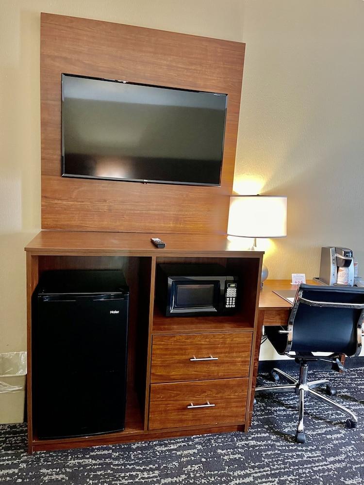 Quality Inn & Suites Hendersonville - Flat Rock photo 37
