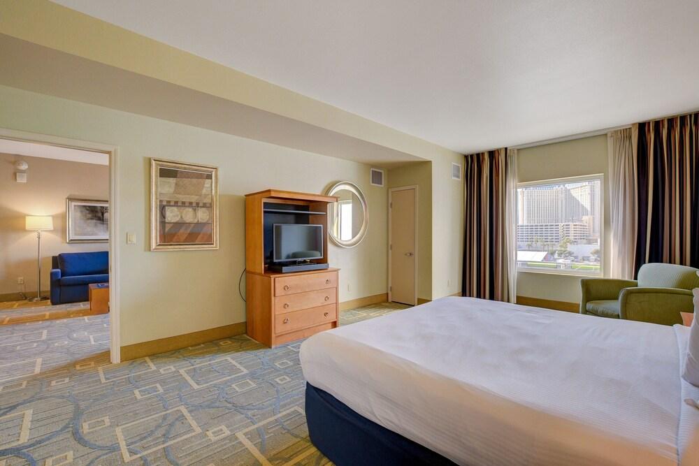 Sapphire Skyline Premium Suite photo 14