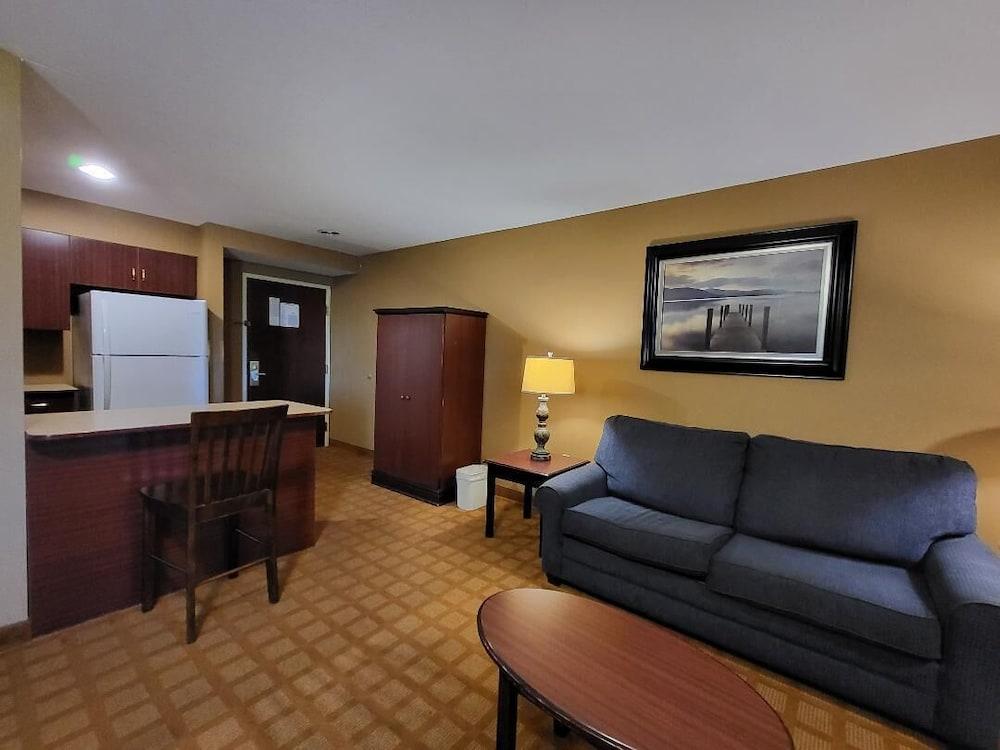 Starkville Inn & Suites photo 11