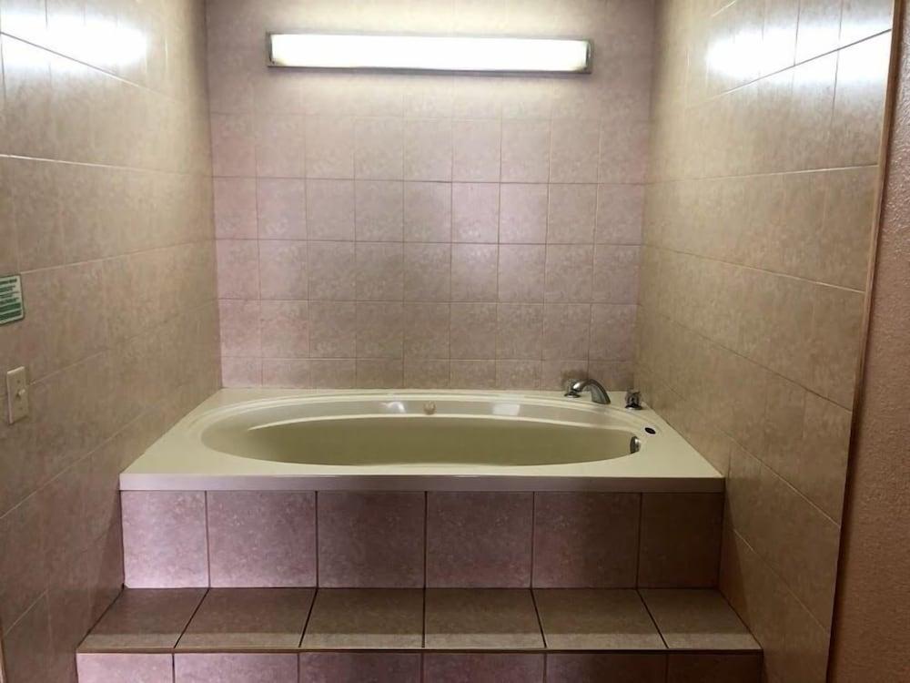 Legacy Inn Sumner photo 16