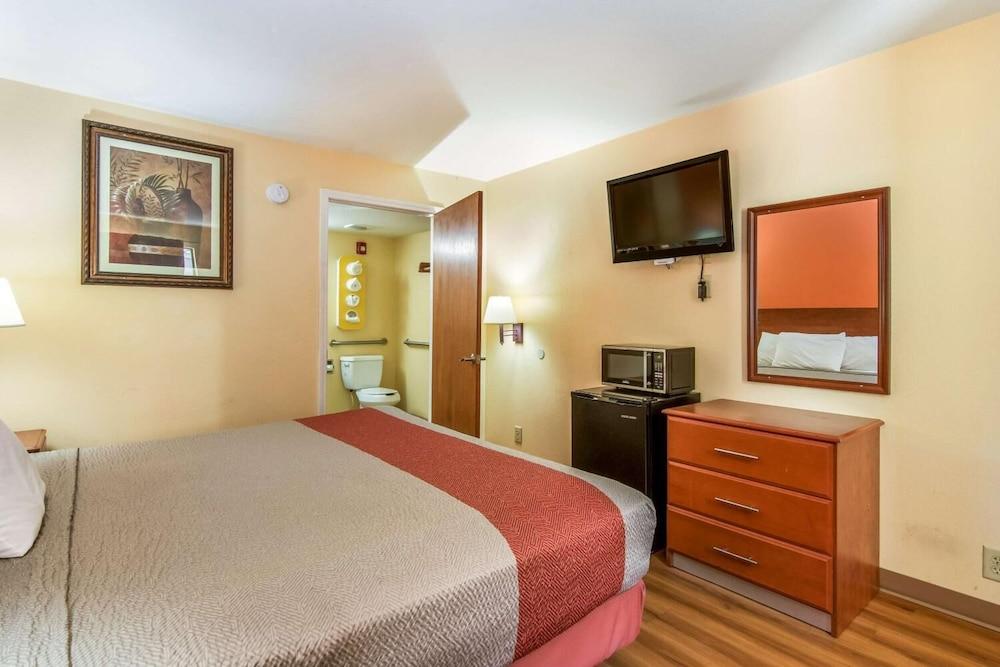 Rodeway Inn & Suites photo 6