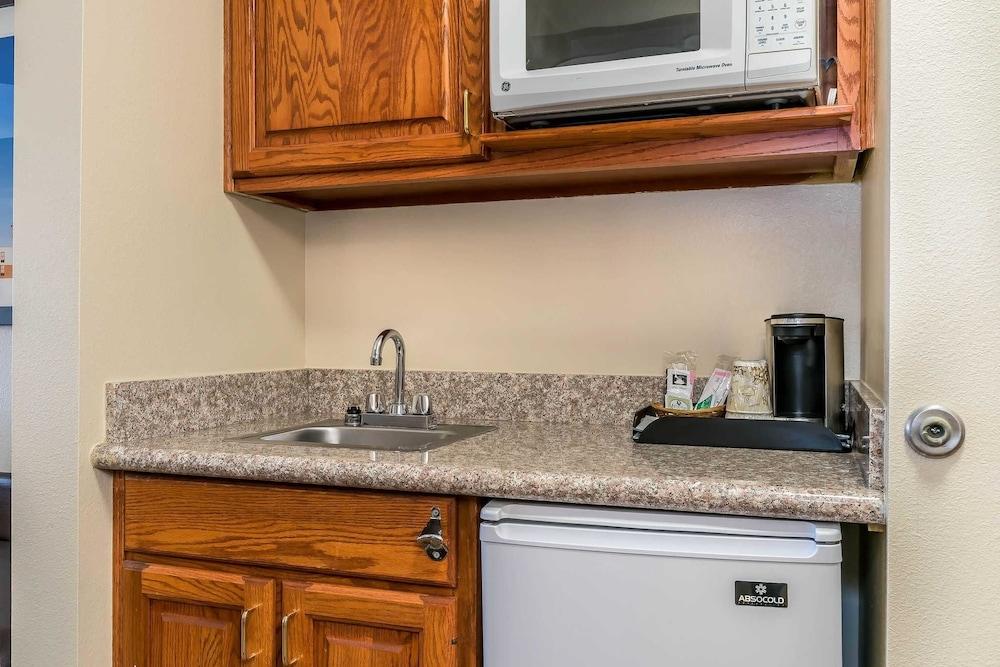 Comfort Suites Springfield I-70 photo 18