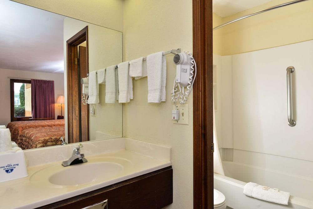 Rodeway Inn photo 8
