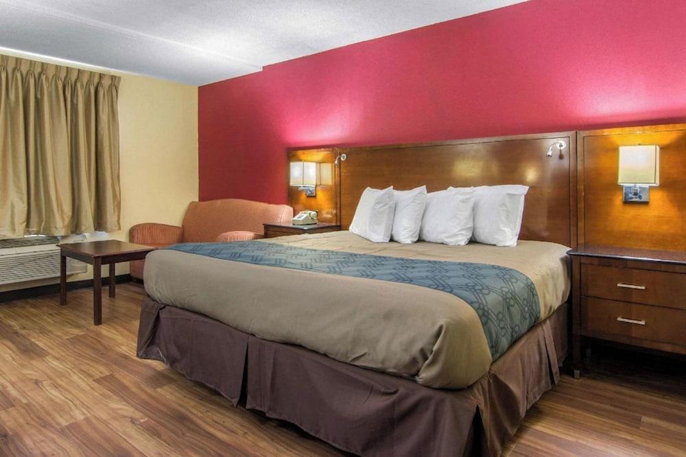 Forsyth Inn & Suites photo 8