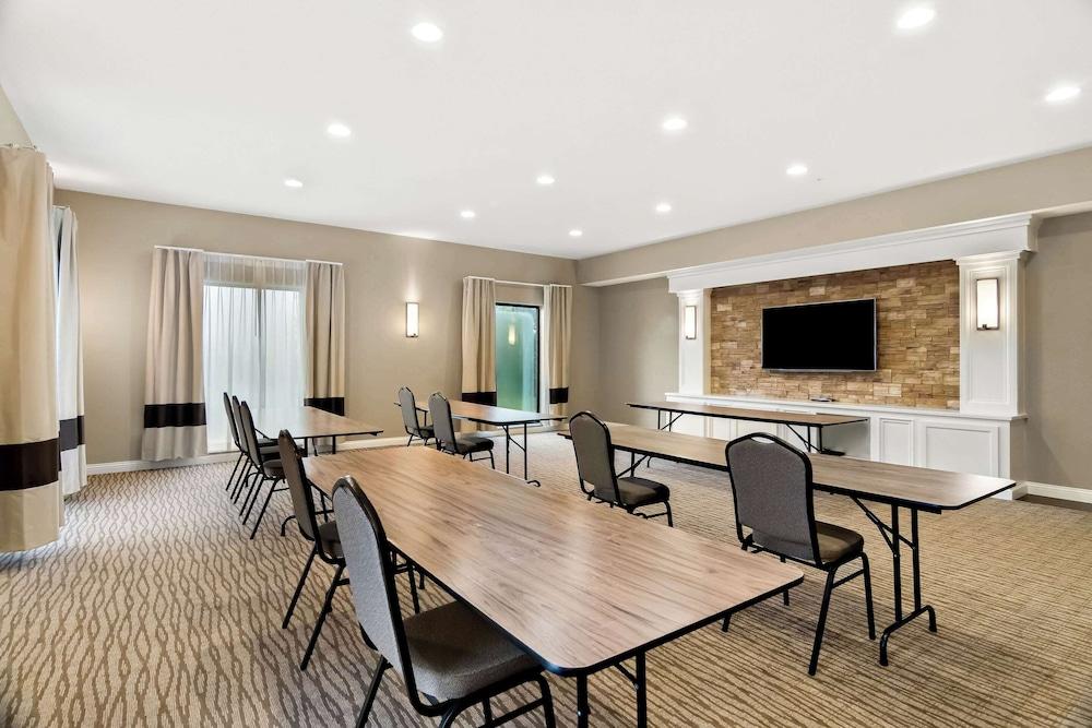 Comfort Suites Rensselaer near Fair Oaks photo 31