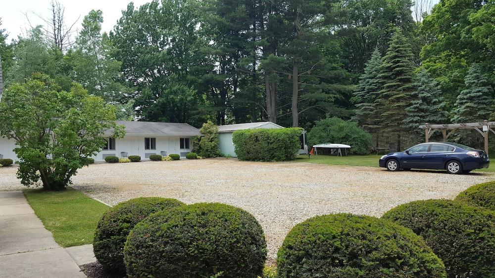 Captain's Quarters Motel photo 36