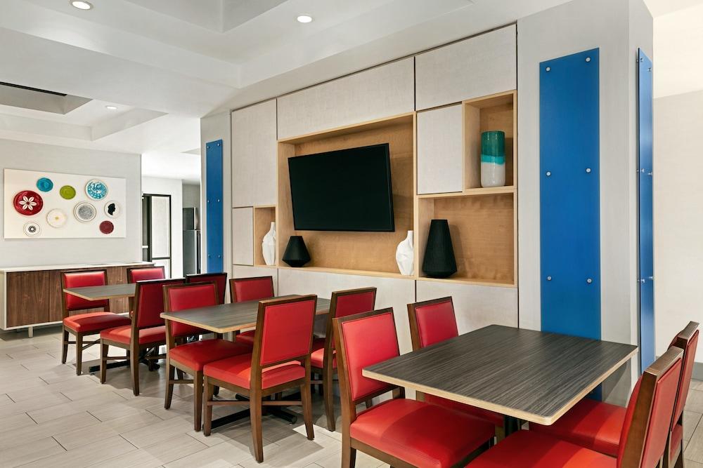 Holiday Inn Express & Suites Shawnee by IHG photo 20