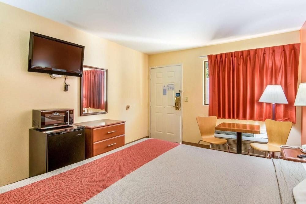 Rodeway Inn & Suites photo 16