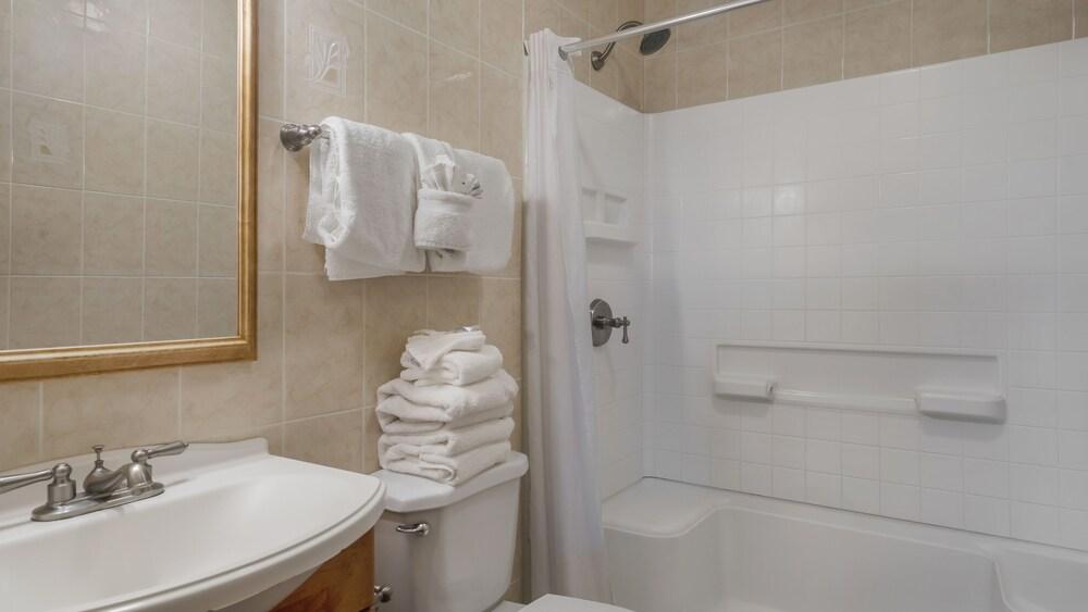 Montauk Oceanside Suites photo 60
