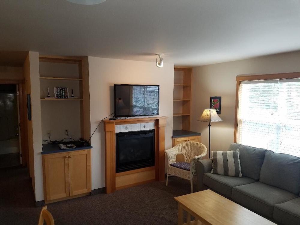 Sea Breeze Court photo 20