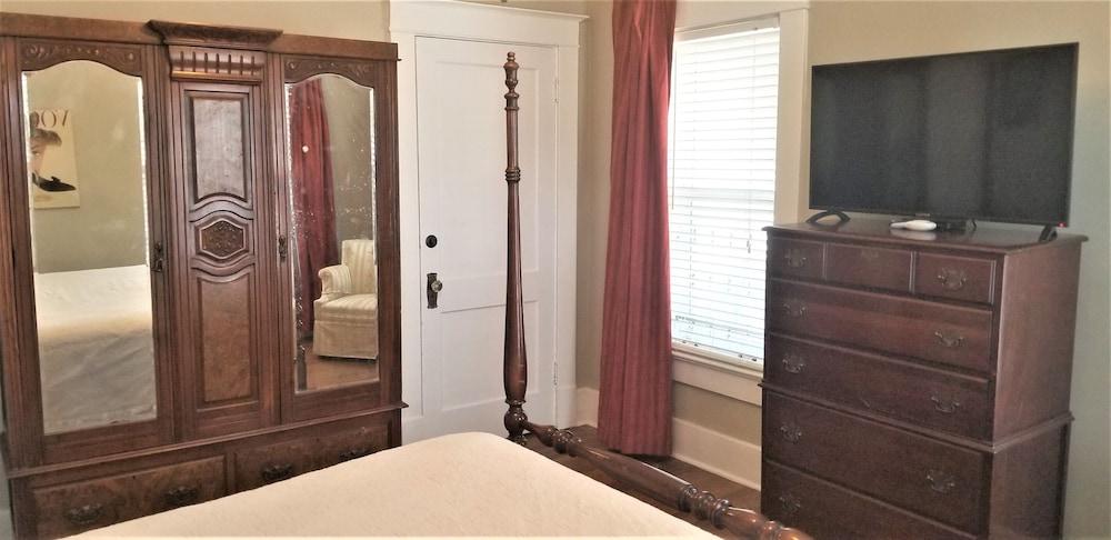 Belvedere Manor photo 41