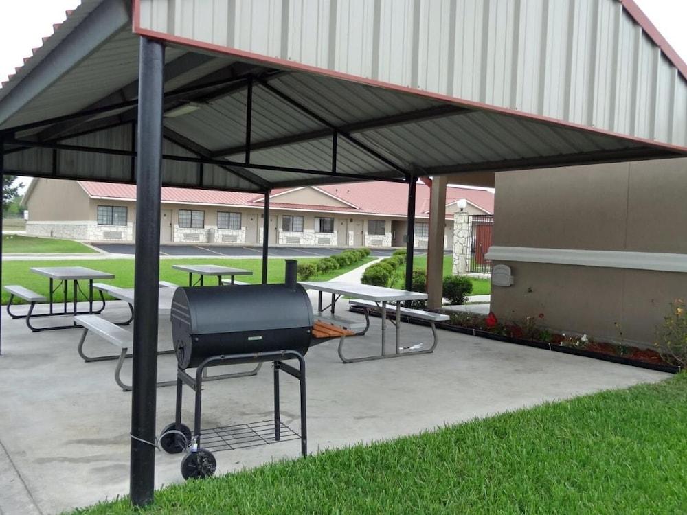 Texan Inn By OYO Beeville US-181 photo 13