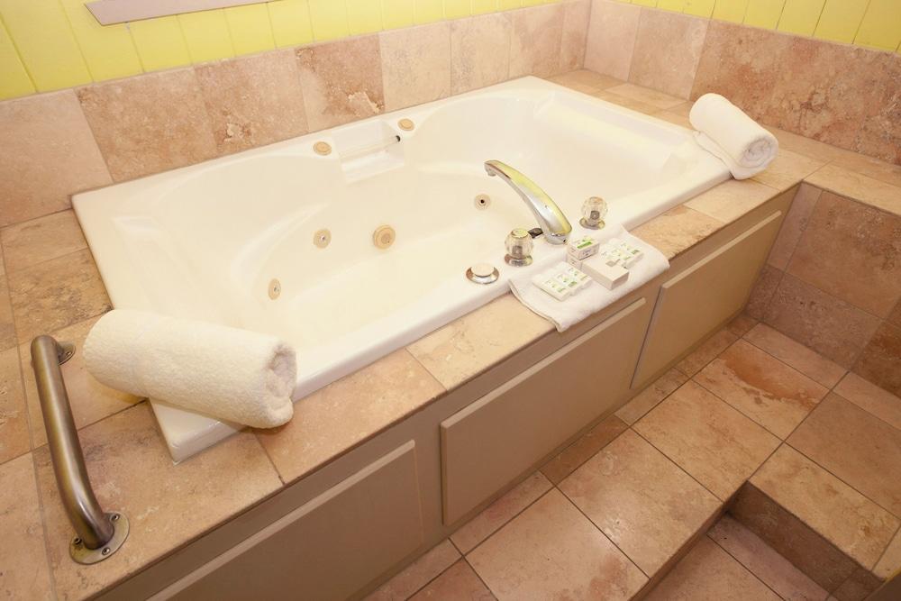 AmericInn by Wyndham Delafield-Waukesha-Milwaukee photo 8