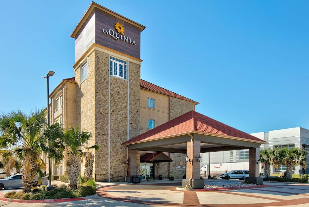 La Quinta Inn & Suites by Wyndham Dallas Grand Prairie South photo 53