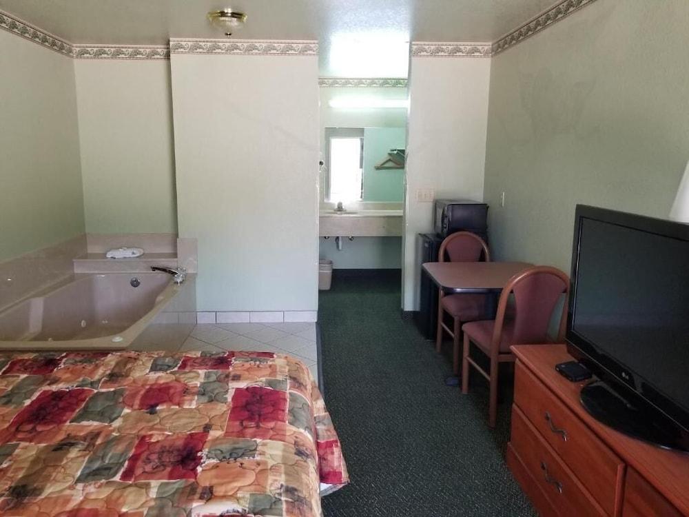 Haltom Inn photo 17